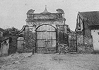 Zawieprzyce - Brama zamku w Zawieprzycach na zdjciu z lat 20. XX wieku